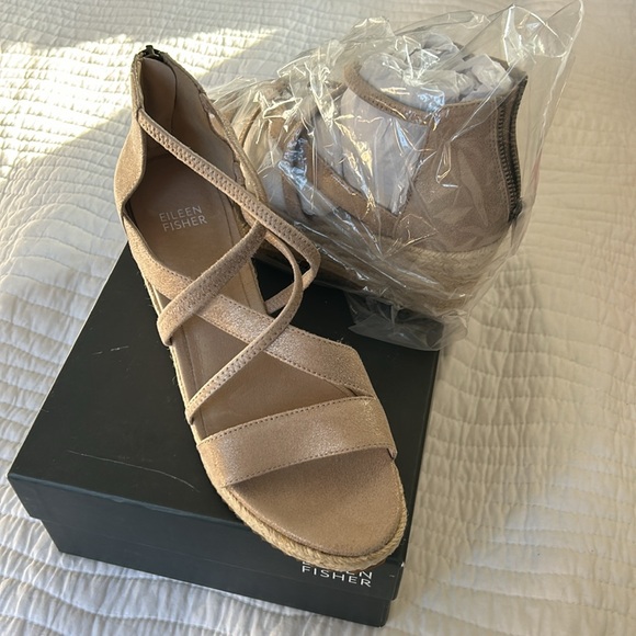 Never worn Gold Eileen Fisher Wedge size 8.5 - Picture 2 of 5
